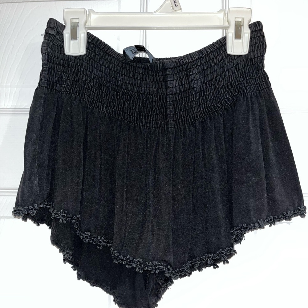 POL flowy dark washed shorts with flower trim detailing size small